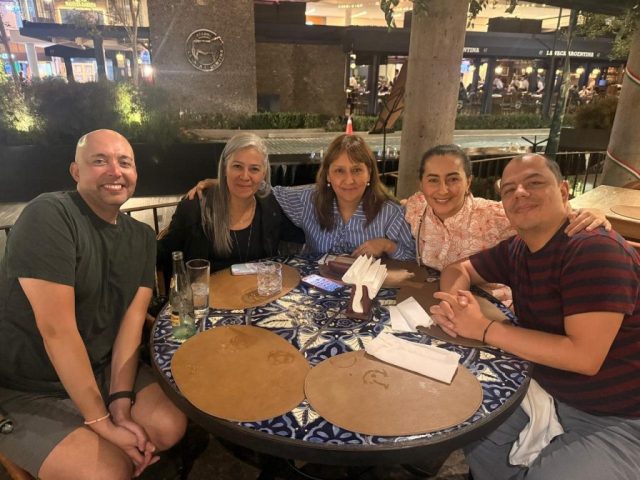 Investigadores reunidos durante una actividad social del congreso en Guadalajara.