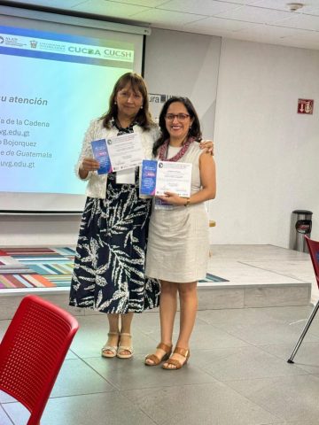 Entrega de reconocimientos durante una actividad académica del XIII Congreso Internacional Cerebro y Mente.