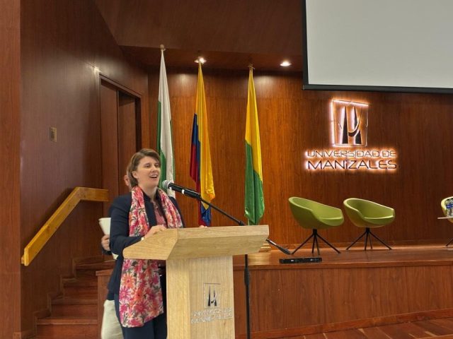 Intervención académica durante Conversaciones para el Cambio en la Universidad de Manizales.