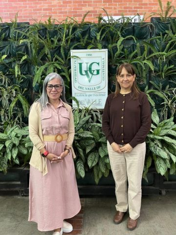Claudia García de la Cadena y Alicia Vélez durante el encuentro académico en Guatemala.