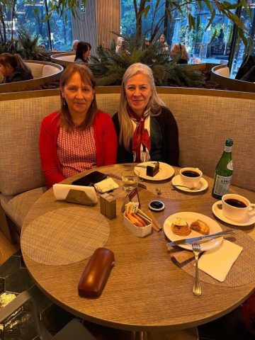 Claudia García de la Cadena y Alicia Vélez durante una reunión del encuentro académico en Guatemala.