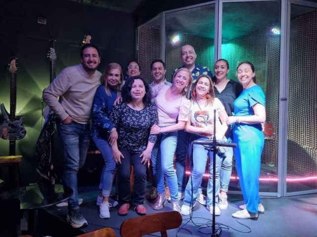 Participantes del Encuentro Internacional de Escuelas Normales durante un momento social en Manizales.