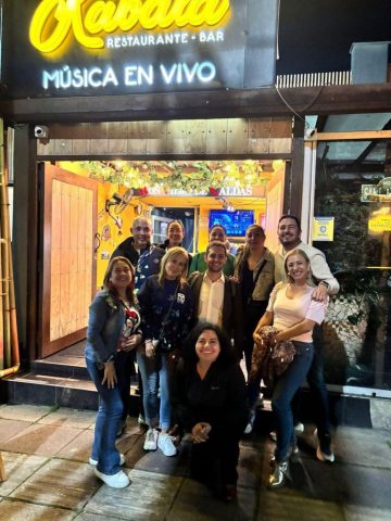 Participantes del Encuentro Internacional de Escuelas Normales reunidos durante un momento social en Manizales.
