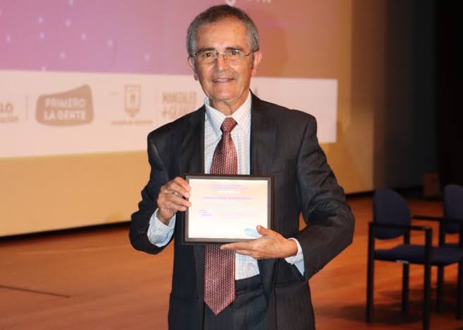 Retrato de Héctor Fabio Ospina, editor general de la Revista Latinoamericana de Ciencias Sociales, Niñez y Juventud